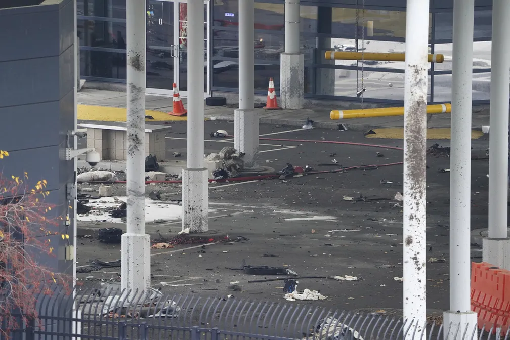 Imagem mostra destroços em posto de controle entre Canadá e EUA, na Ponte do Arco-Íris, onde veículo explodiu, em 22 de novembro de 2023. — Foto: Derek Gee/The Buffalo News via AP