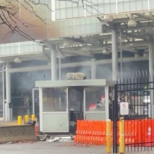 Imagem mostra destroços em posto de controle entre Canadá e EUA, na Ponte do Arco-Íris, onde veículo explodiu, em 22 de novembro de 2023. — Foto: Derek Gee/The Buffalo News via AP