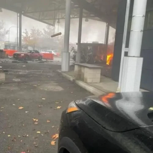 Imagem mostra destroços em posto de controle entre Canadá e EUA, na Ponte do Arco-Íris, onde veículo explodiu, em 22 de novembro de 2023. — Foto: Derek Gee/The Buffalo News via AP